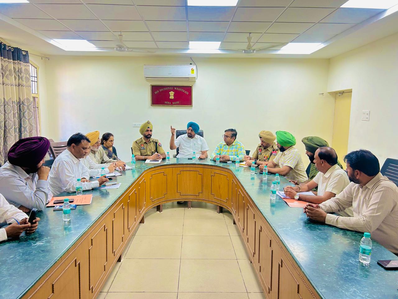 विधायक रंधावा ने डेराबस्सी के प्रशासन, पुलिस और नगर निगम अधिकारियों के साथ समीक्षा बैठक की